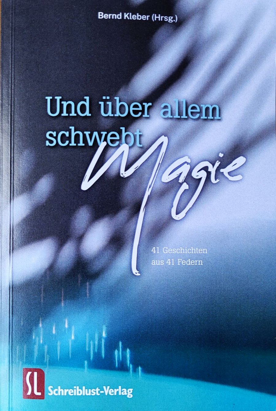 Cover der Anthologie Und über allem schwebt Magie